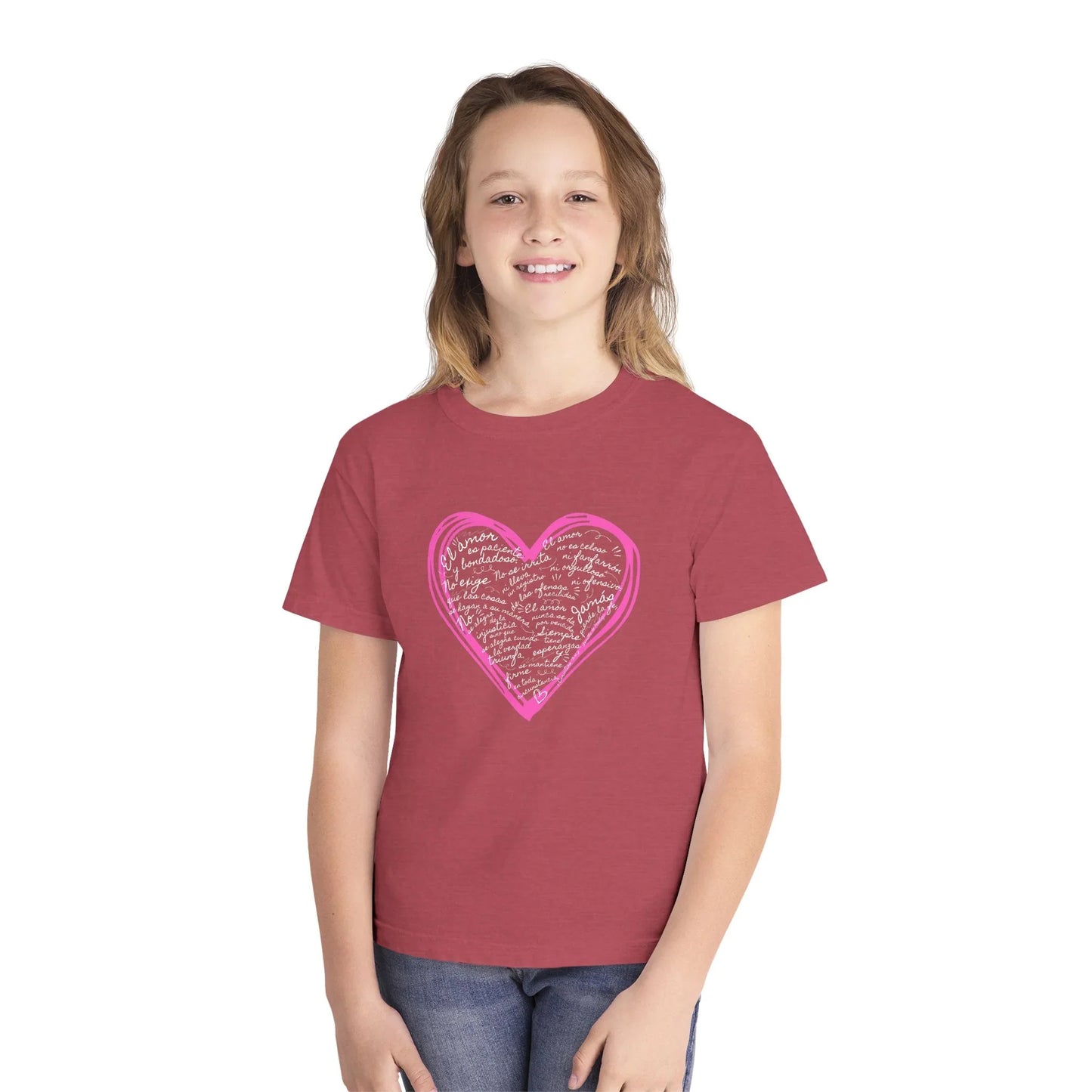 Girl wearing a Christian graphic tee with a pink heart and handwritten scripture in Spanish