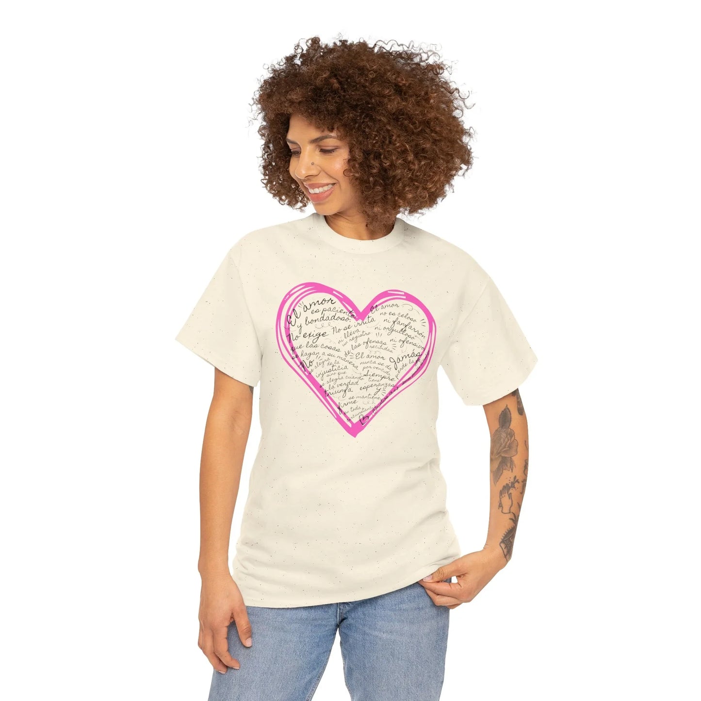Camiseta Cristiana Unisex “Amor Bíblico” – 1 Corintios 13:4-7 | Christian T-Shirt with Hand-Drawn Heart Design
