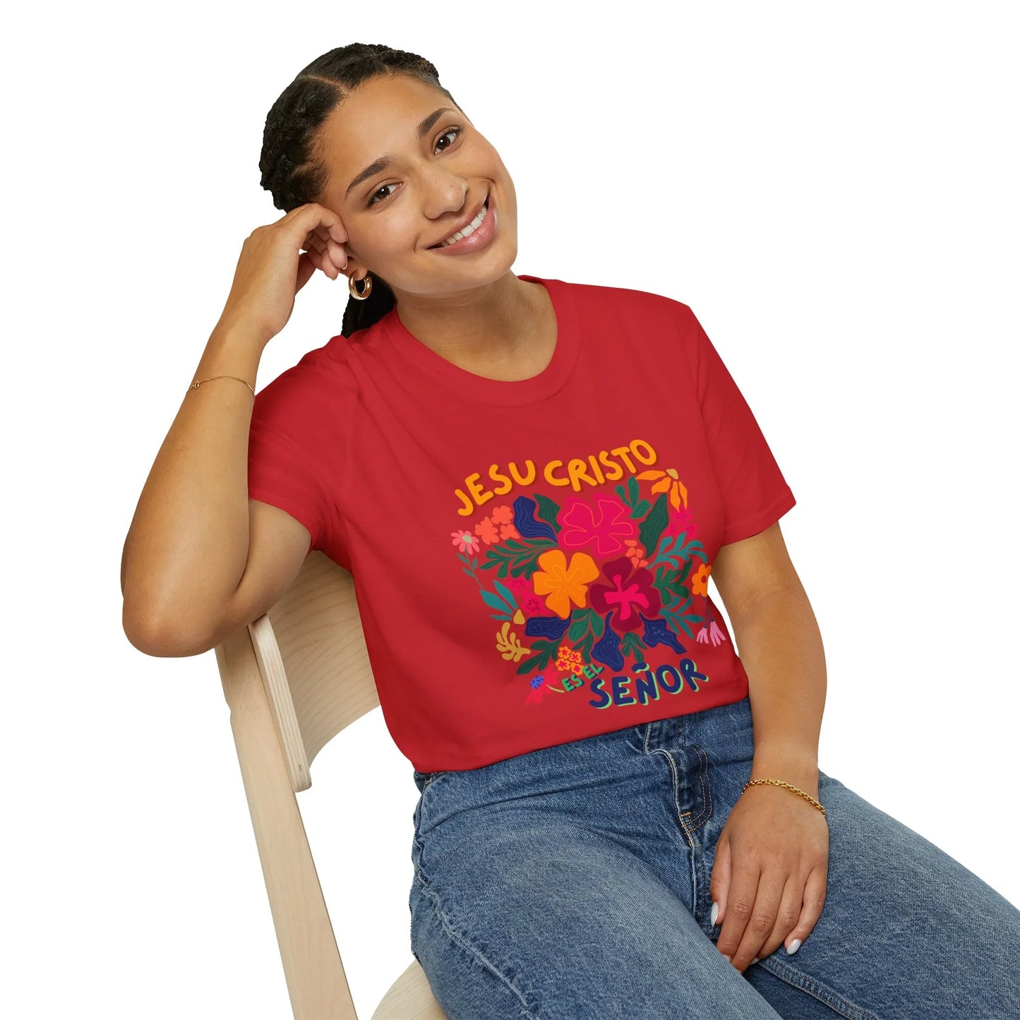 Woman in red Christian T-shirt with floral design and 'Jesucristo es Señor' text, smiling.