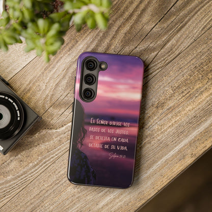 Christian phone case with Spanish Bible verse on wood table, sunset design, faith gift