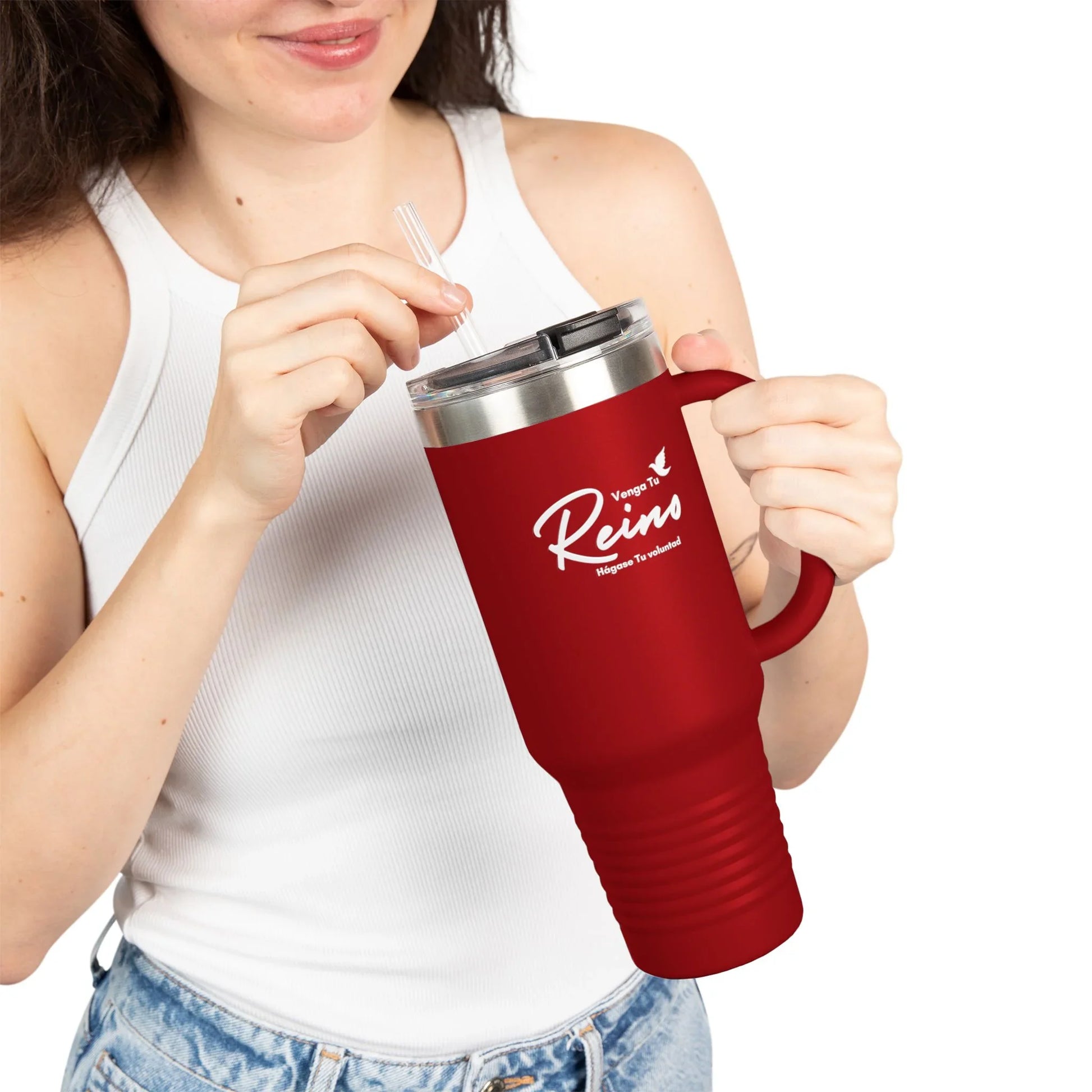 Woman holding a large red Christian travel mug with Spanish faith quote and a clear lid