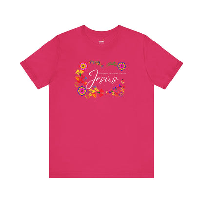 Hot pink Christian t-shirt with 'Jesús' text, floral design, and Spanish faith message.