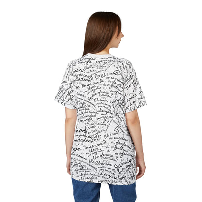 Woman wearing white Christian graphic t-shirt with Spanish Bible verse text