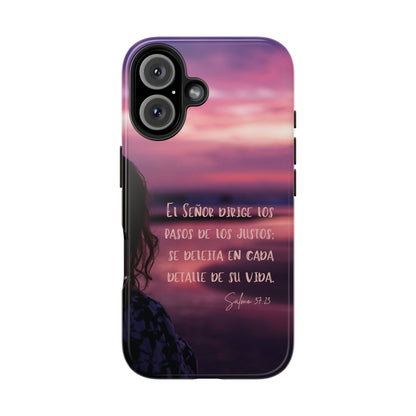 Christian phone case with Psalm 37:23 in Spanish, sunset background, faith-inspired design