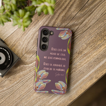 Christian phone case with Spanish Bible verse, floral design, on wooden table