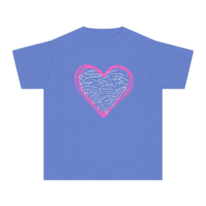 Playera Cristiana Infantil con Versículo - 1 Corintios 13:4-7 en Corazón Rosa - Christian Kids T-shirt "Love Is..."