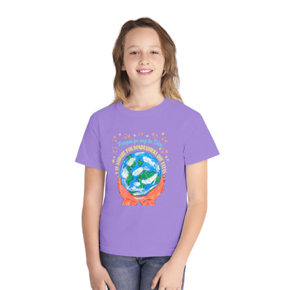 Smiling child in lavender Christian t-shirt with globe and faith-inspired Spanish text design