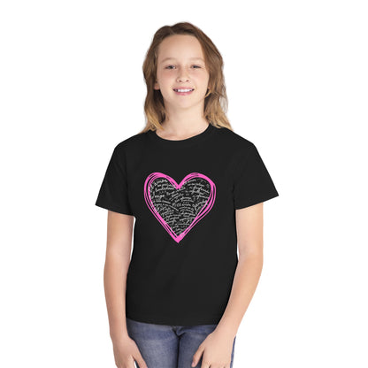 Playera Cristiana Infantil con Versículo - 1 Corintios 13:4-7 en Corazón Rosa - Christian Kids T-shirt "Love Is..."
