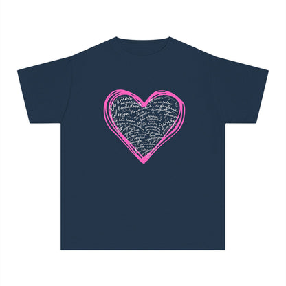 Playera Cristiana Infantil con Versículo - 1 Corintios 13:4-7 en Corazón Rosa - Christian Kids T-shirt "Love Is..."