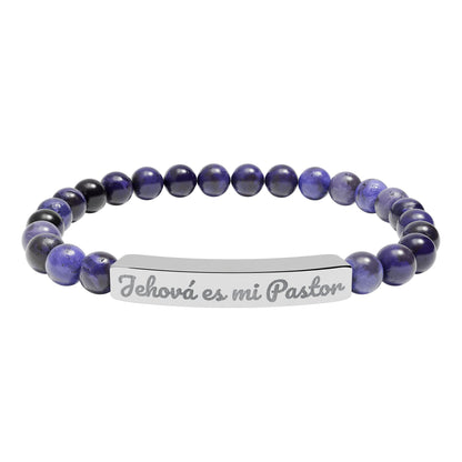 Purple beaded Christian bracelet with silver plate engraved 'Jehová es mi Pastor'.