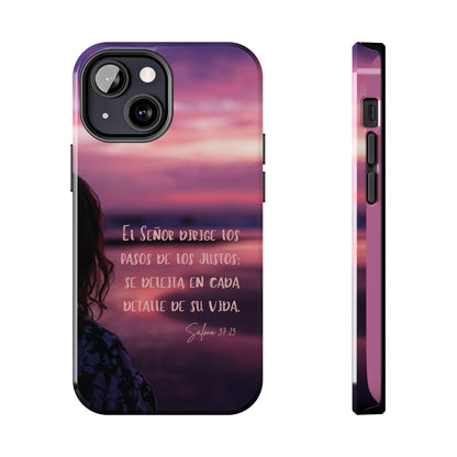 Christian phone case with Spanish Bible verse, sunset background, silhouette at beach