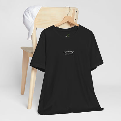 Black Christian t-shirt with Spanish faith quote on hanger, wooden chair, white cap
