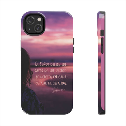 Christian phone case with Psalm 37:23 in Spanish, sunset background, inspirational design