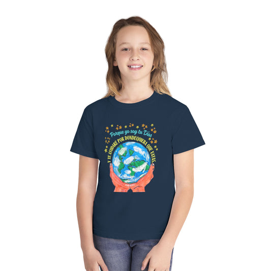 Playera Cristiana Infantil – Josué 1:9 En las Manos de Dios | Christian Kids T-Shirt – God’s Hands Design