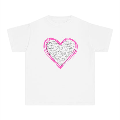 Playera Cristiana Infantil con Versículo - 1 Corintios 13:4-7 en Corazón Rosa - Christian Kids T-shirt "Love Is..."