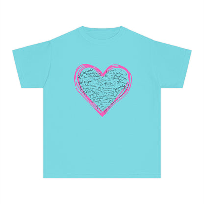 Playera Cristiana Infantil con Versículo - 1 Corintios 13:4-7 en Corazón Rosa - Christian Kids T-shirt "Love Is..."