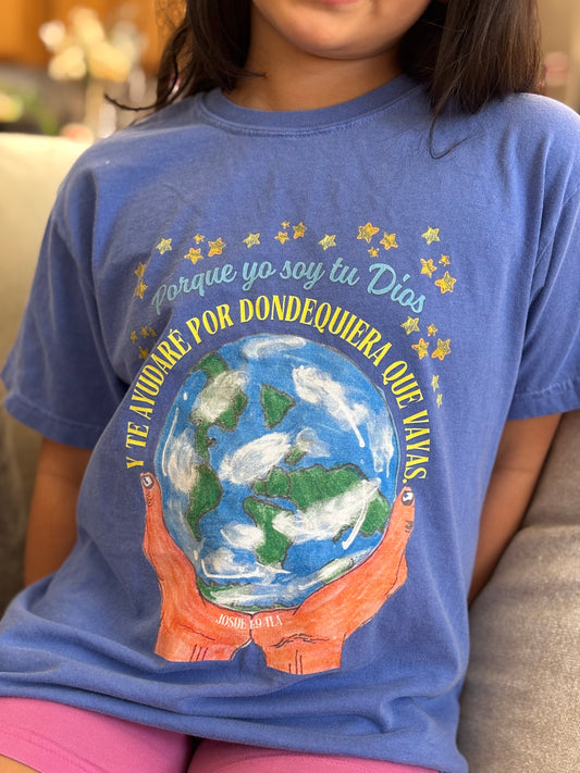 Girl wearing blue Christian t-shirt with earth graphic, Bible verse, and inspirational text in Spanish