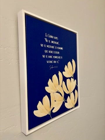 Christian floral wall art with Spanish Scripture, white flowers on blue background, faith decor