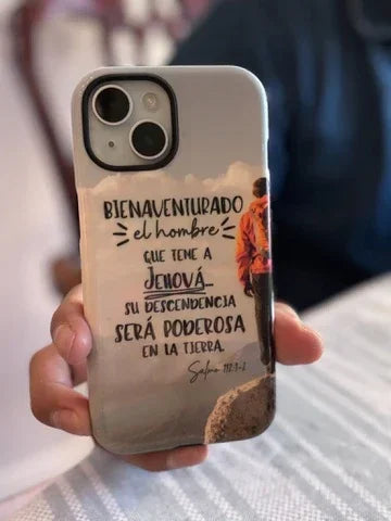 Christian phone case with Spanish Bible verse design, person standing on mountain, inspirational gift