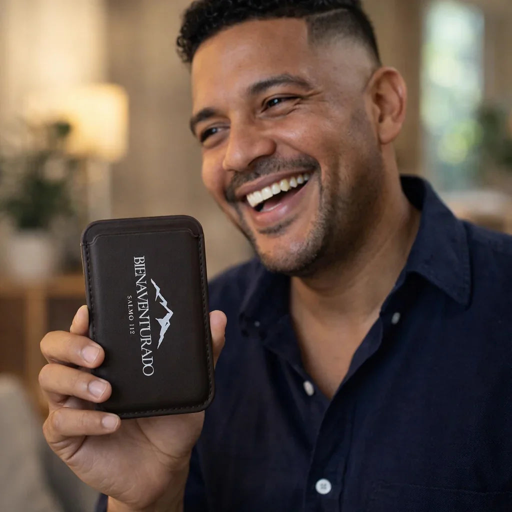 Smiling man holding brown Christian wallet with 'Bienaventurado Salmo 1:2' design
