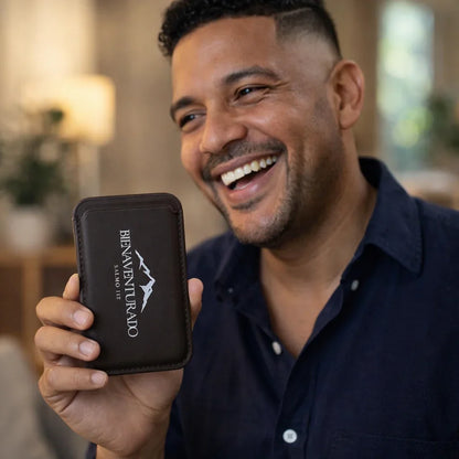 Smiling man holding brown Christian wallet with 'Bienaventurado Salmo 1:2' design