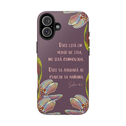 Purple phone case with Spanish Christian quote, floral design, and Bible verse Psalm 46:5.