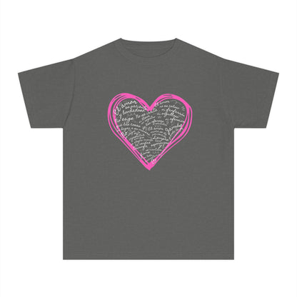 Playera Cristiana Infantil con Versículo - 1 Corintios 13:4-7 en Corazón Rosa - Christian Kids T-shirt "Love Is..."