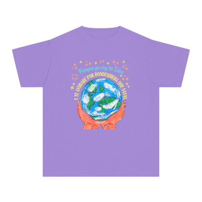 Purple Christian t-shirt with hands holding Earth, Spanish Bible verse, stars, faith design