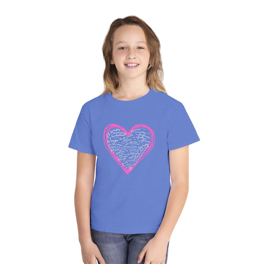 Playera Cristiana Infantil con Versículo - 1 Corintios 13:4-7 en Corazón Rosa - Christian Kids T-shirt "Love Is..."