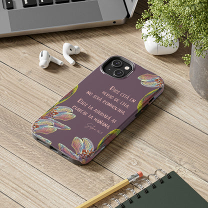 Purple Christian phone case with Spanish Bible verse and floral design on wooden desk