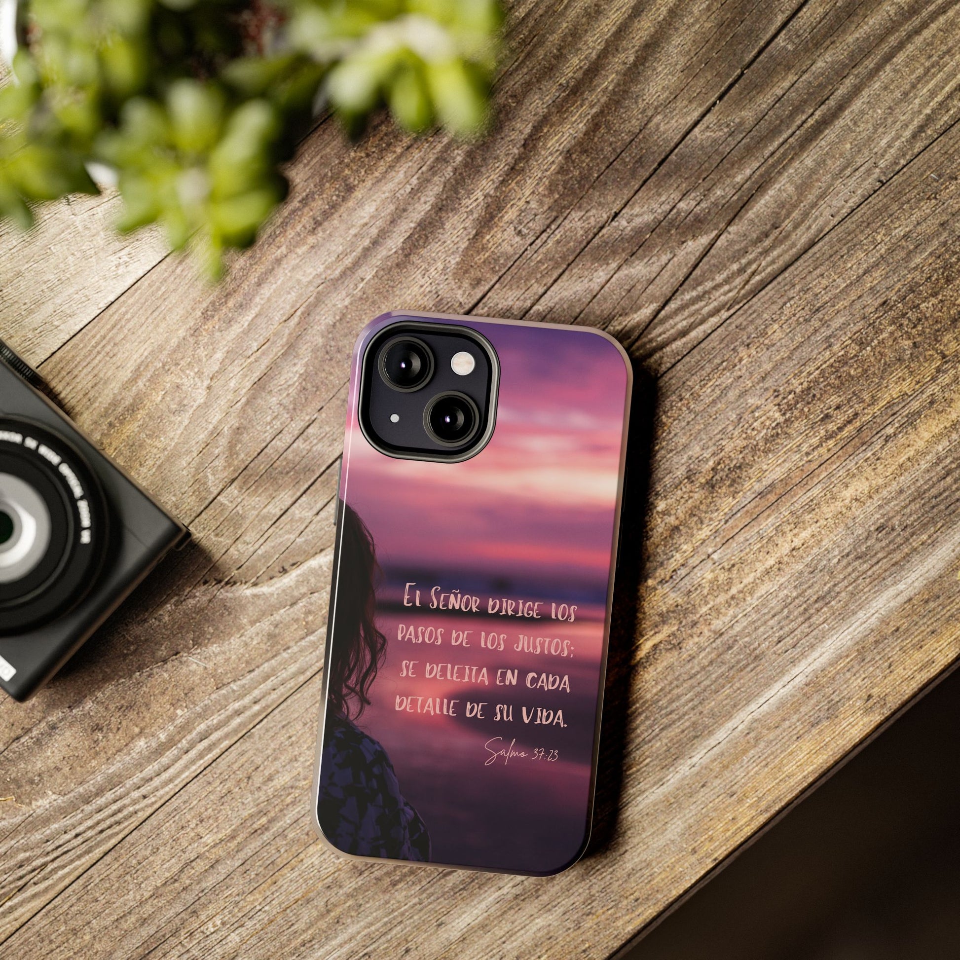 Christian phone case with Spanish Bible verse, sunset design on wooden table