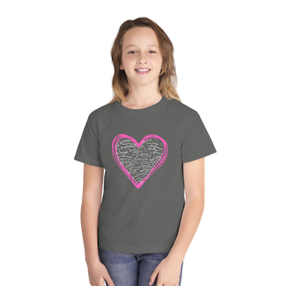 Playera Cristiana Infantil con Versículo - 1 Corintios 13:4-7 en Corazón Rosa - Christian Kids T-shirt "Love Is..."