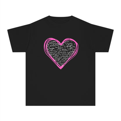 Playera Cristiana Infantil con Versículo - 1 Corintios 13:4-7 en Corazón Rosa - Christian Kids T-shirt "Love Is..."