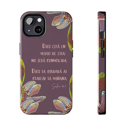 Christian phone case with floral design and Psalm 46:5 Scripture in Spanish on purple background.