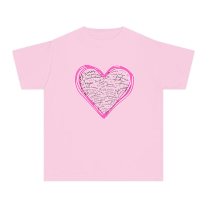 Playera Cristiana Infantil con Versículo - 1 Corintios 13:4-7 en Corazón Rosa - Christian Kids T-shirt "Love Is..."