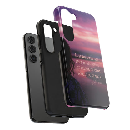 Christian phone case with Spanish Bible verse, sunset design, and silhouette of a woman