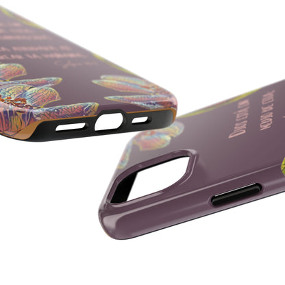 Purple phone case with colorful butterfly illustrations and inspirational text in Spanish.