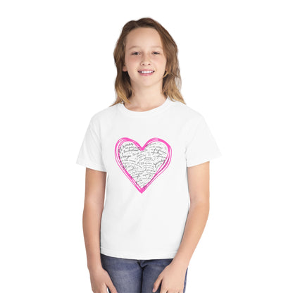 Playera Cristiana Infantil con Versículo - 1 Corintios 13:4-7 en Corazón Rosa - Christian Kids T-shirt "Love Is..."