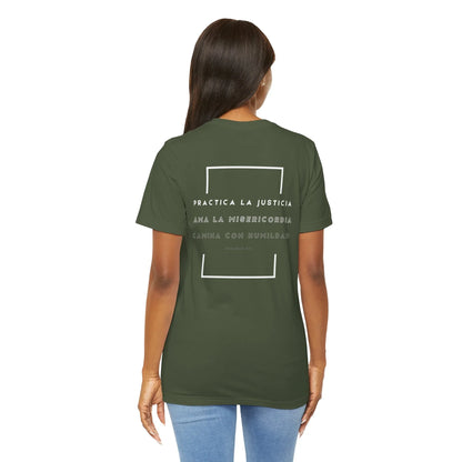 Woman in olive green Christian t-shirt with Spanish faith quote, casual style