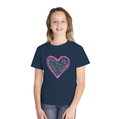 Playera Cristiana Infantil con Versículo - 1 Corintios 13:4-7 en Corazón Rosa - Christian Kids T-shirt "Love Is..."